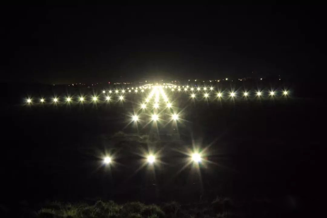 利比里亞國際機(jī)場跑道上的LED燈點亮了！